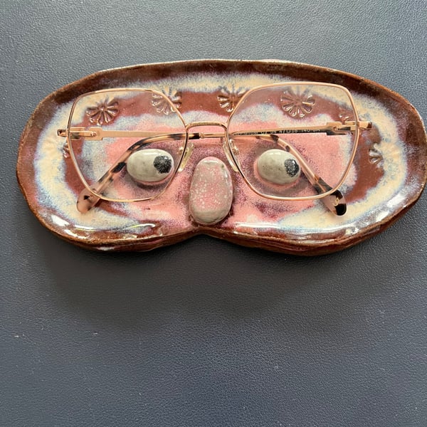 Quirky 'peeper keeper' for holding spectacles