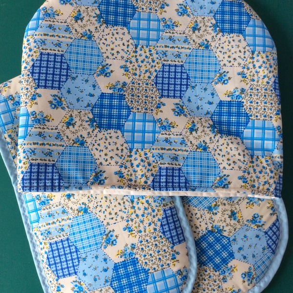 Tea cosy and oven glove set