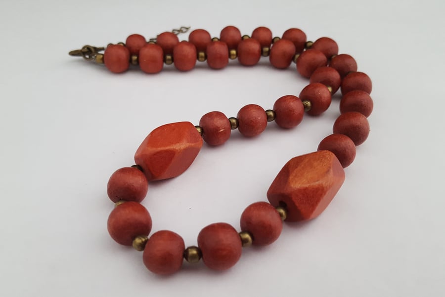 Reddish brown wooden bead necklace - 1002553
