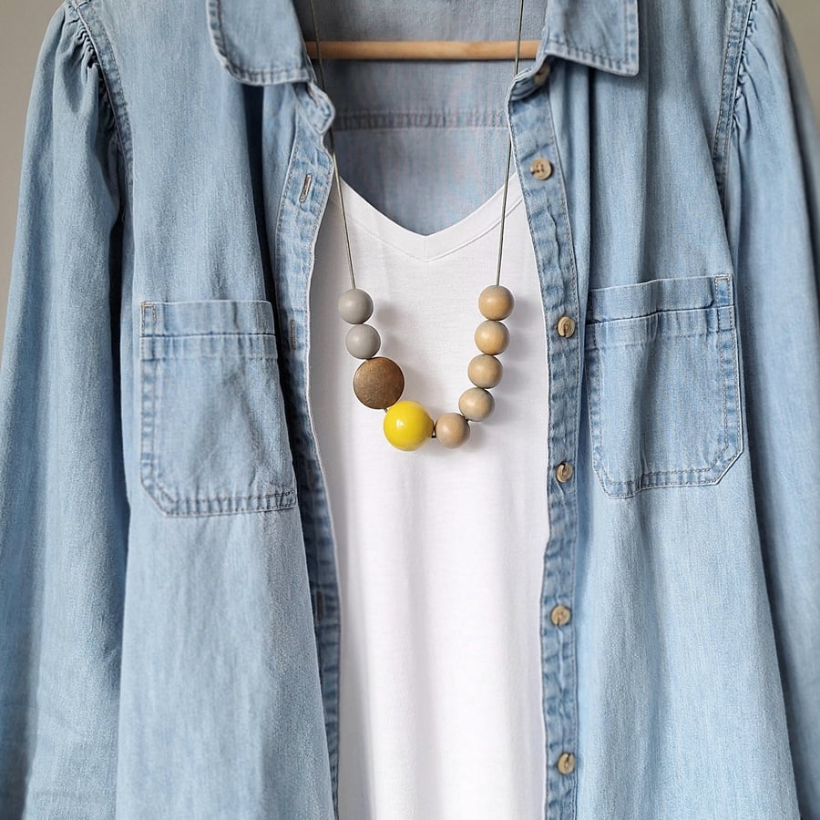 Nutmeg - Wooden bead necklace including one big ceramic canary yellow bead
