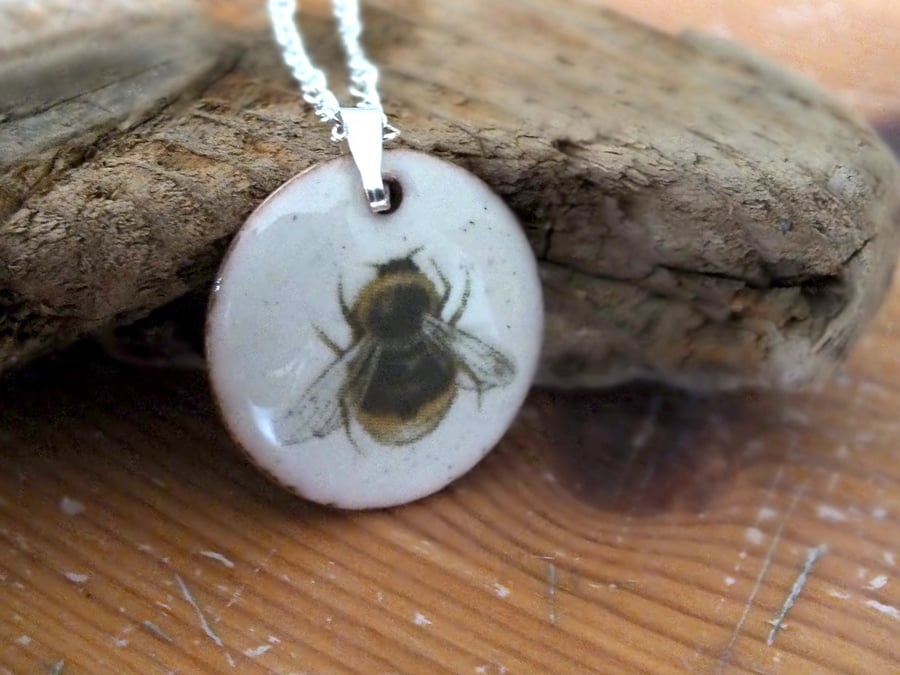 Small bee pendant