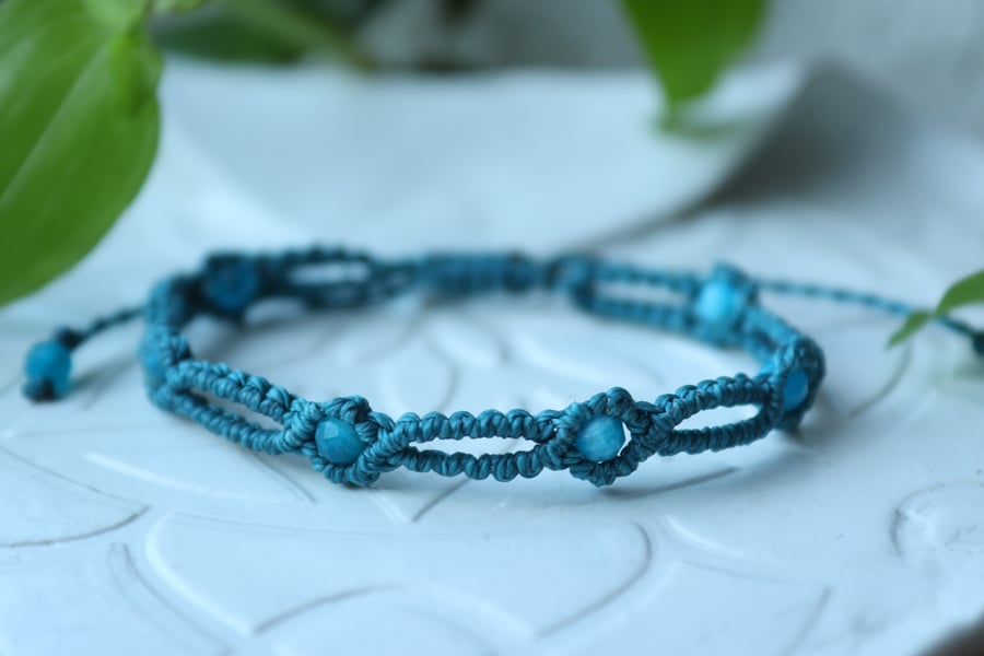 Women's macrame bracelet with apatite in blue