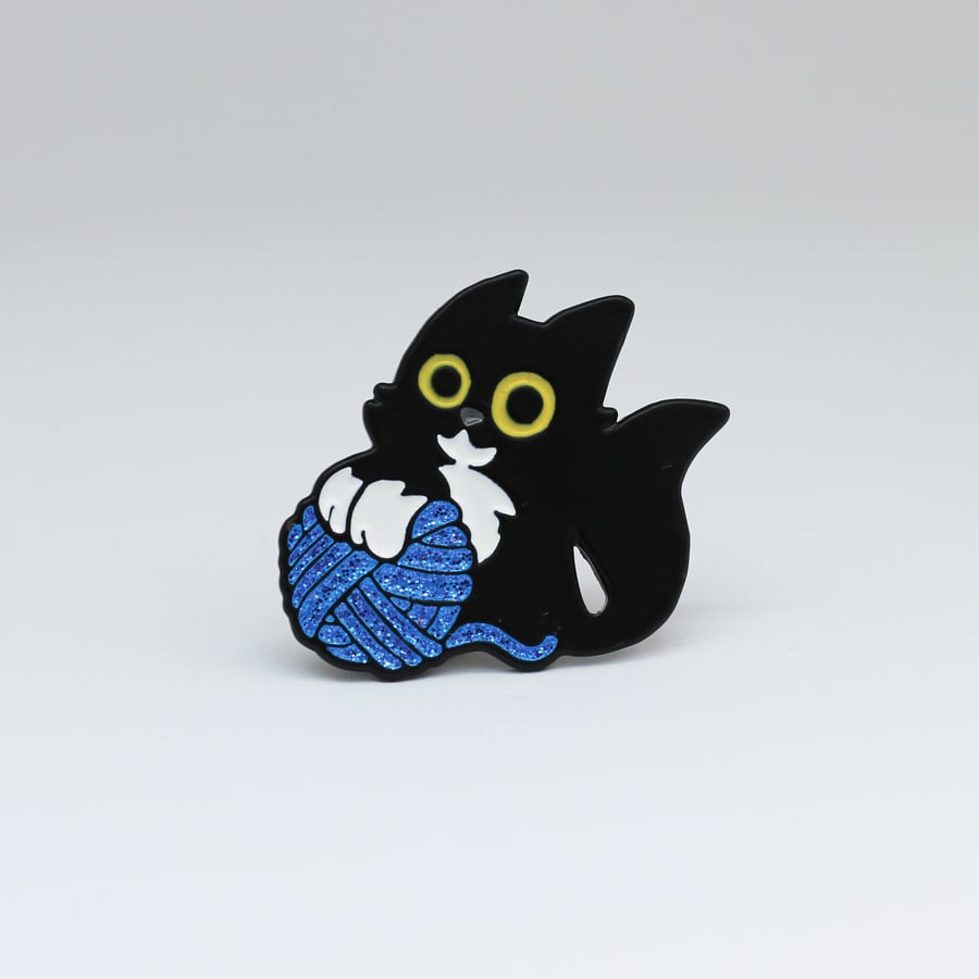 Tuxedo cat with glittery wool enamel pin, Sparkly cat badge for cat lovers 