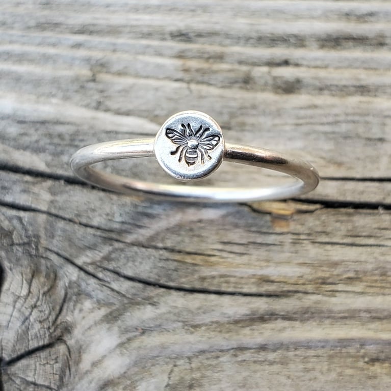 Bee stacking ring