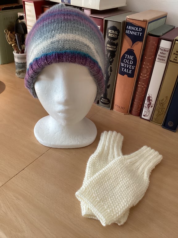 KNITTED HAT & GLOVES SET. MULTICOLOURED HAT & CREAM FINGERLESS GLOVES