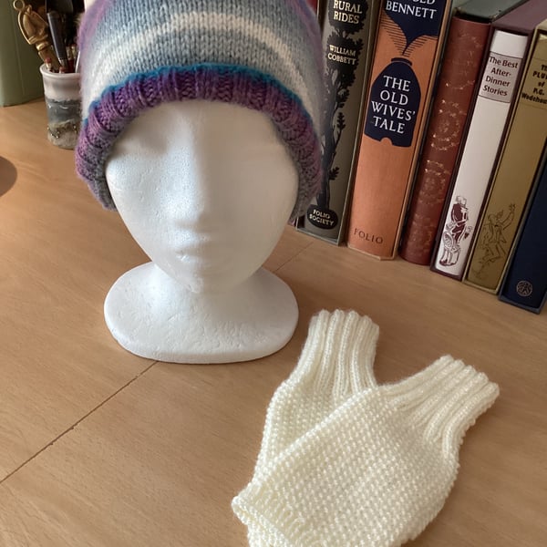 KNITTED HAT & GLOVES SET. MULTICOLOURED HAT & CREAM FINGERLESS GLOVES
