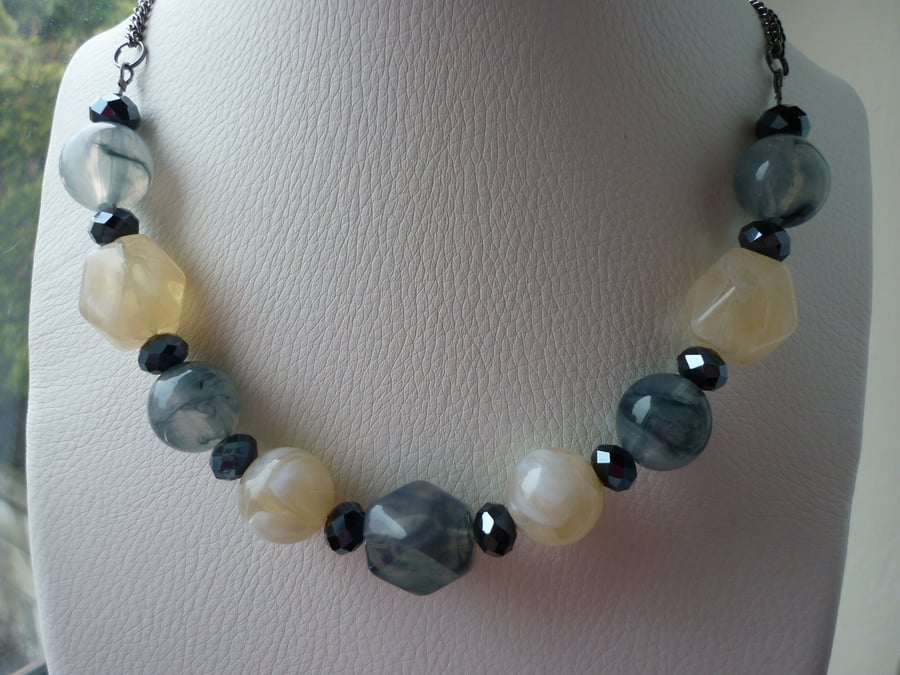 GREY AND CREAM CHUNKY NECKLACE.  