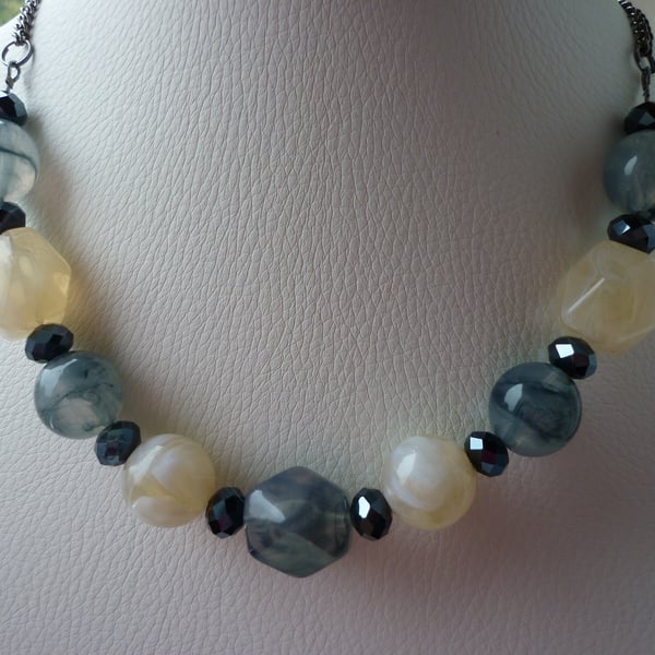 GREY AND CREAM CHUNKY NECKLACE.  