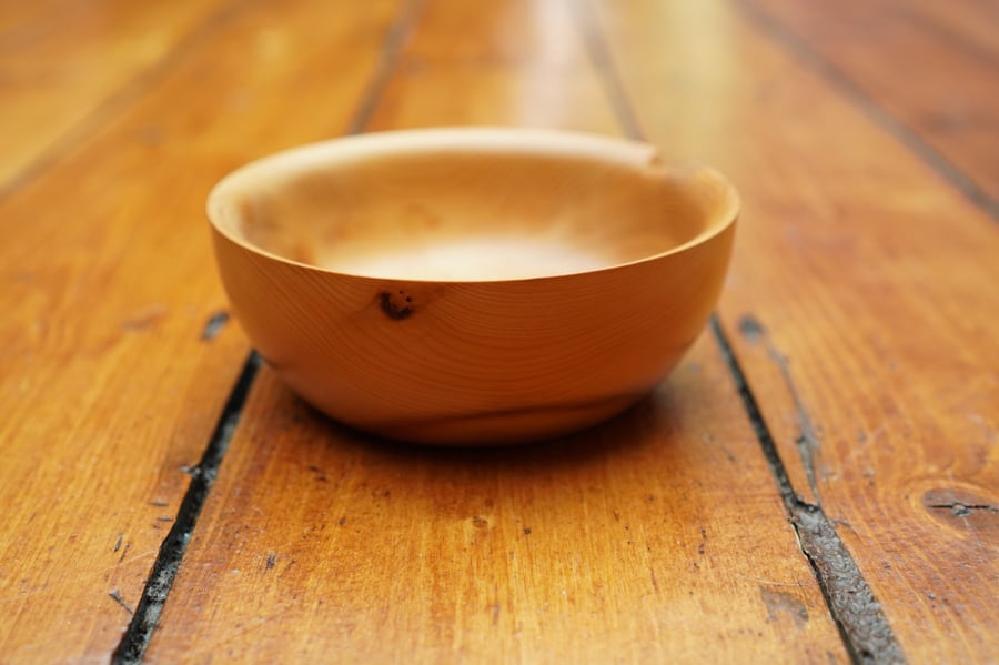 Yew bowl, with a cheerful smiling face knot pattern - 14cm