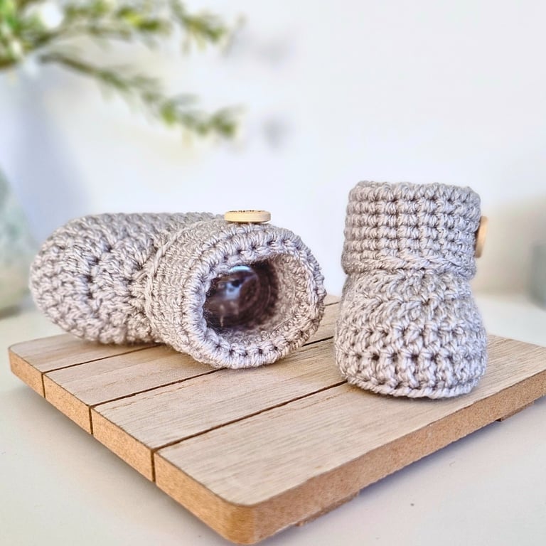 Crochet Baby Booties – Newborn Gift in Silver