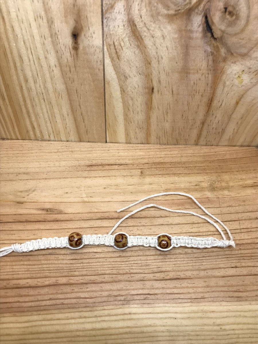 Children's Macrame Bead Bracelet. (118)
