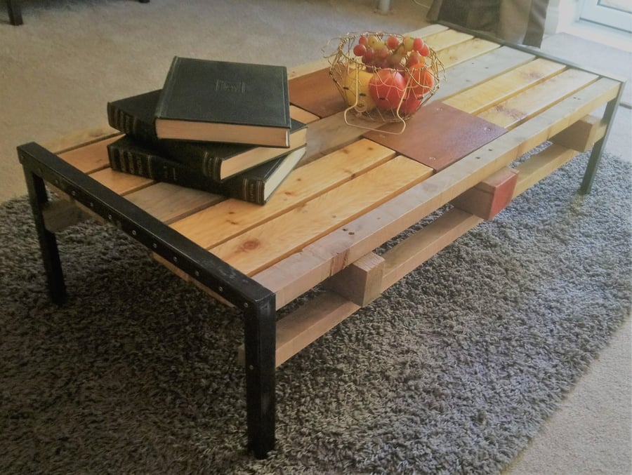 Industrial-chic Pallet Wood and Steel Coffee Table - Living room furniture