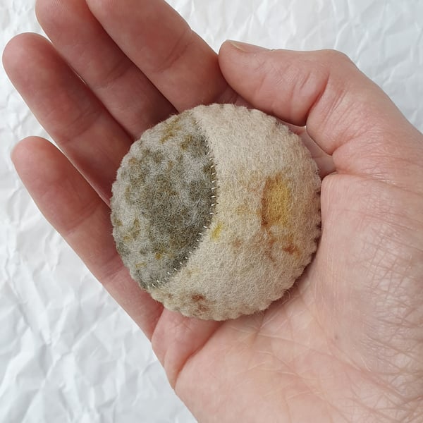 Felt Pocket Moon - Grey