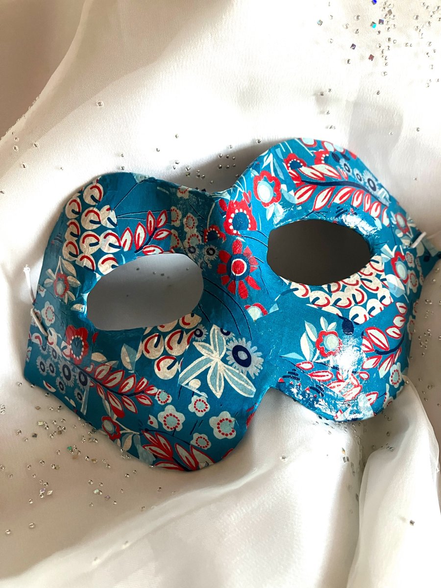Fun eye mask in blue pattern decopatch