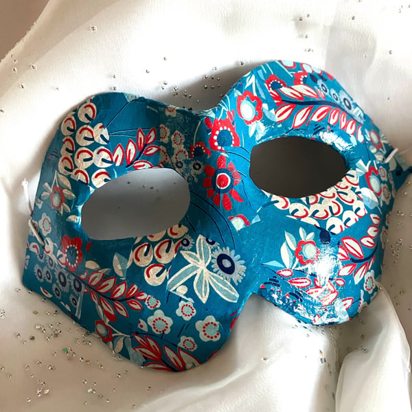 Fun eye mask in blue pattern decopatch