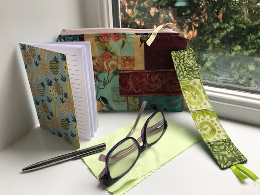 Reader's Padded Pouch (Glasses not included)