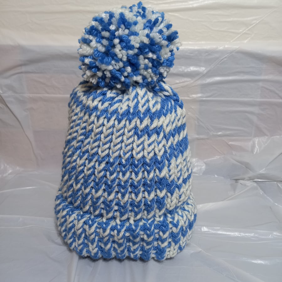 Soft & Warm Woolly Bobble Hat (blue & cream) – one size, to fit adult 