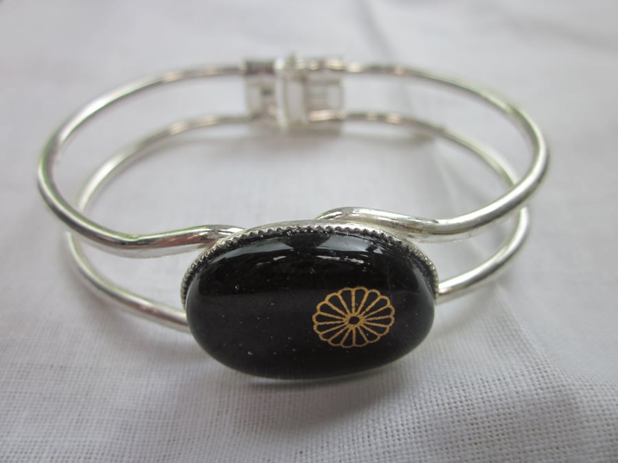 Handmade fused glass bangle - Dark Daisy