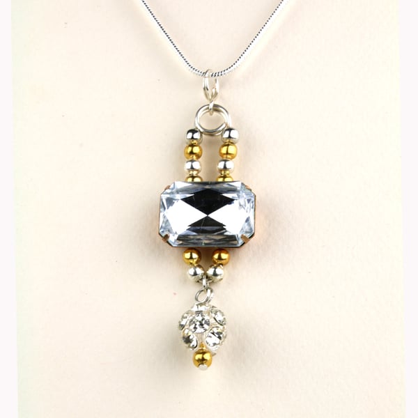 W009 LARGE FACETED GLASS NECKLACE