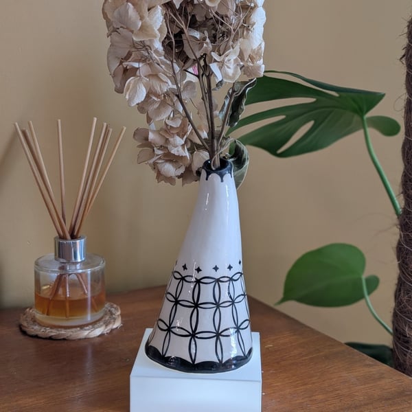 Stem Vase: Circle Waffle