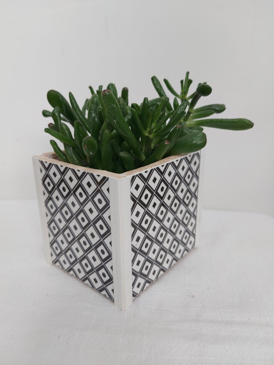 Tiled plantpot