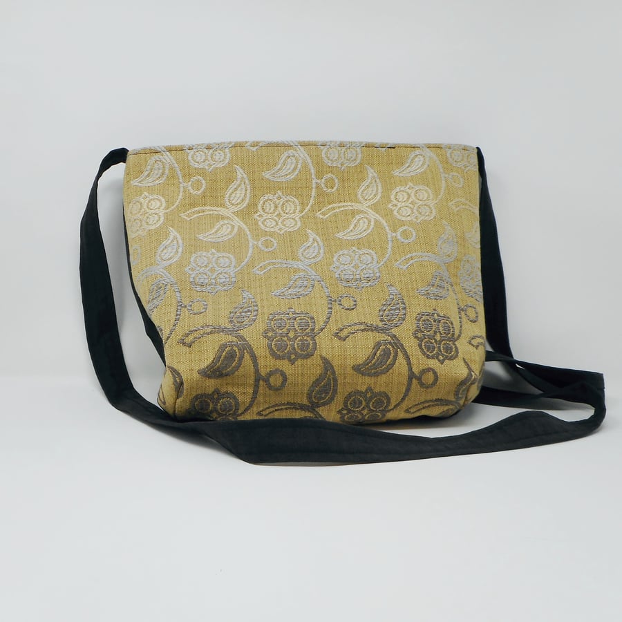 Zipped shoulder or cross body bag with pockets in natural colours