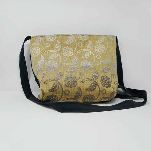 Zipped shoulder or cross body bag with pockets in natural colours