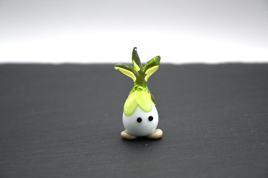 small glass spring onion figure