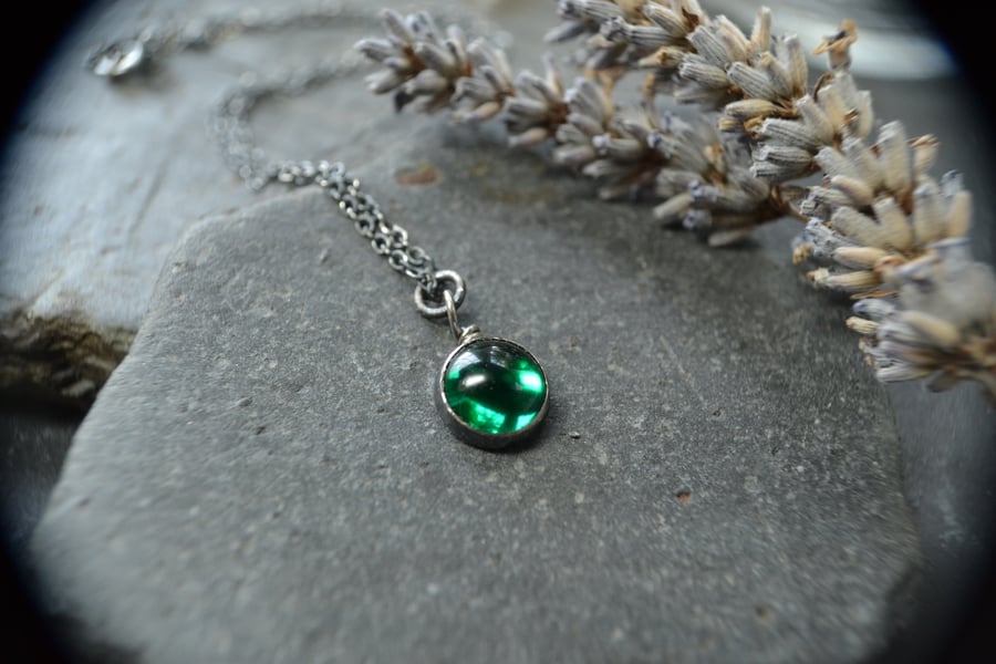 Bright emerald green pendant necklace