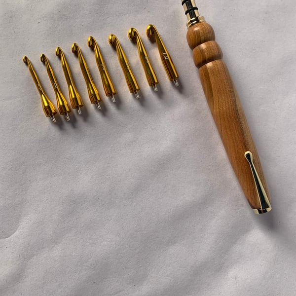 Crochet hook set with 8 gold coloured hooks, with a 5 inch Elm hardwood handle.
