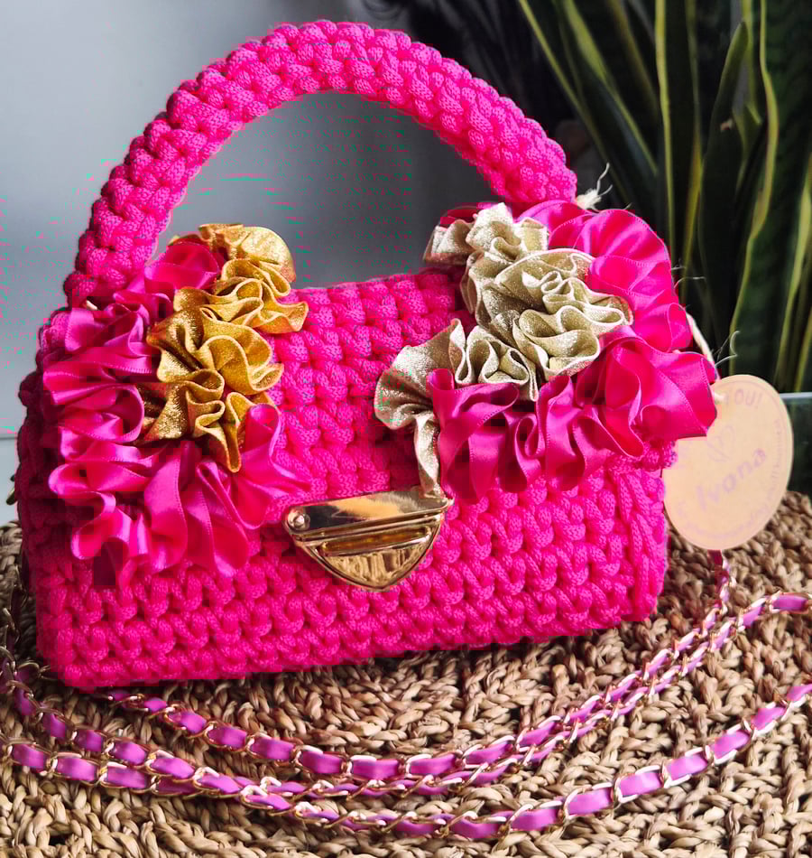 Small crochet handbag with frills