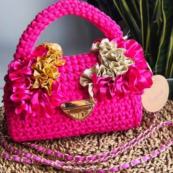 Small crochet handbag with frills