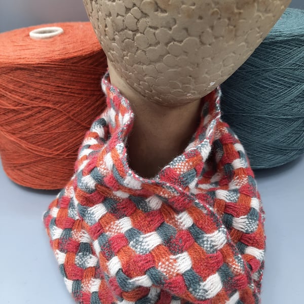 Cheerful chubby cowl with a twist - Strawberries and cream