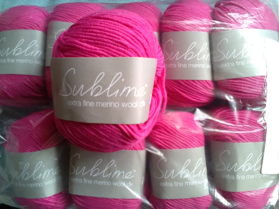 50g SUBLIME EXTRA FINE MERINO DK in Flounce fuschia pink