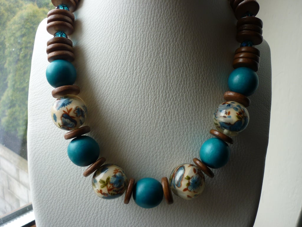 TEAL, BROWN AND CREAM CHUNKY NECKLACE. 