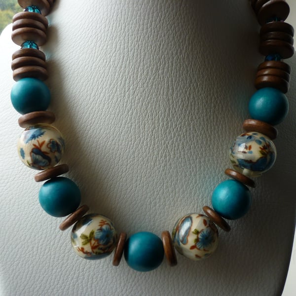TEAL, BROWN AND CREAM CHUNKY NECKLACE. 
