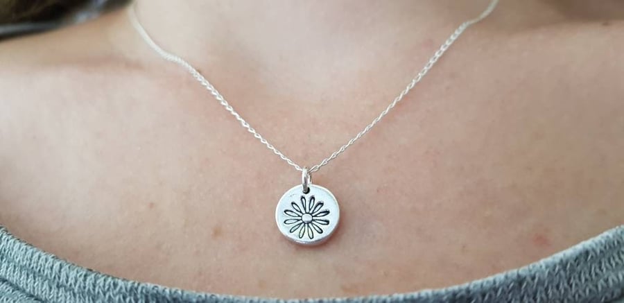 Tiny Round Daisy Necklace