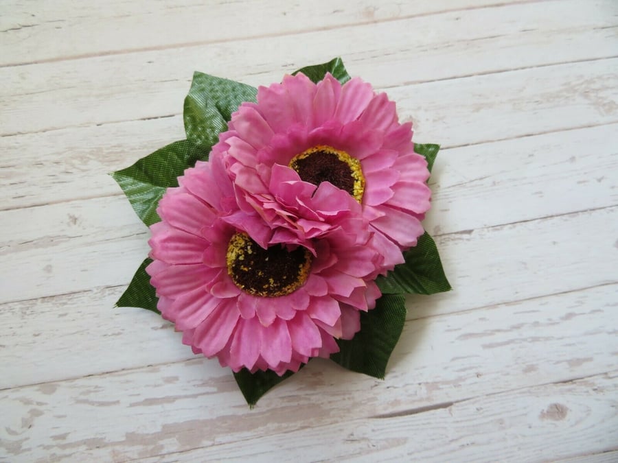 Fuchsia Pink Daisy Flower & Foliage Brooch Pin Buttonhole Corsage Wedding Gift