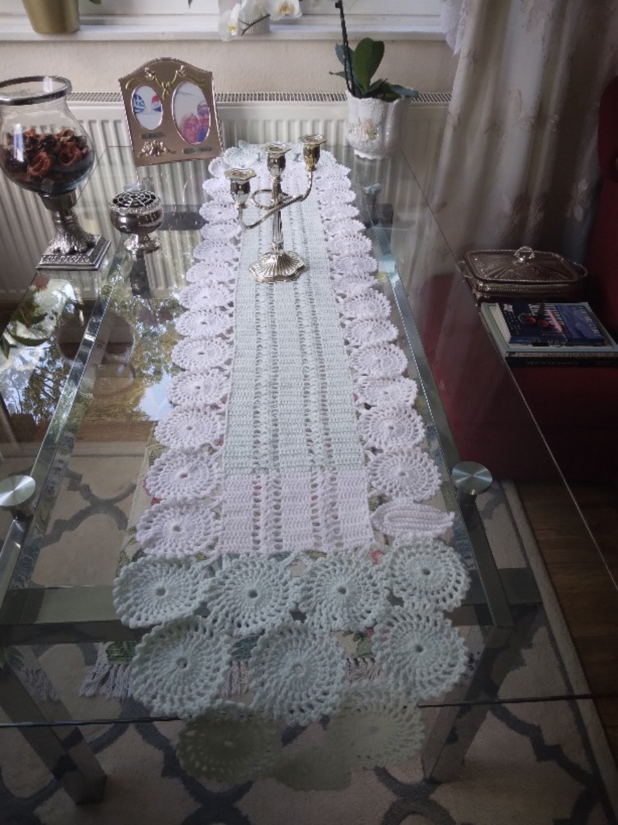 table serving crochet handmade 