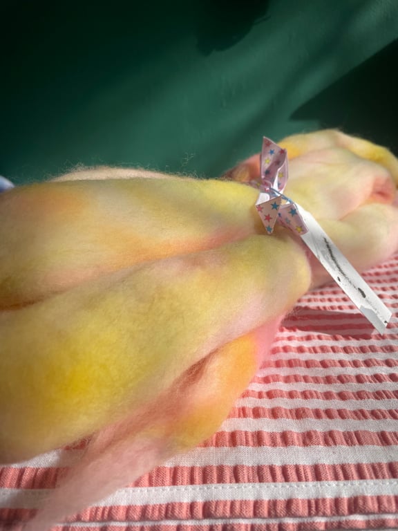 Dyed wool tops roving for spinning - 95g