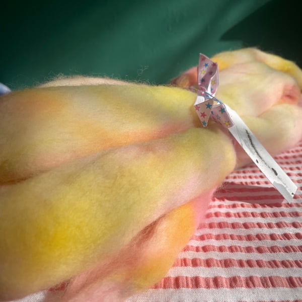 Dyed wool tops roving for spinning - 95g