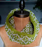 Reversible crocheted cowl in green and grey - Image 4