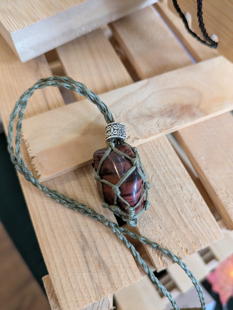 Macramé necklace with red tiger eye 