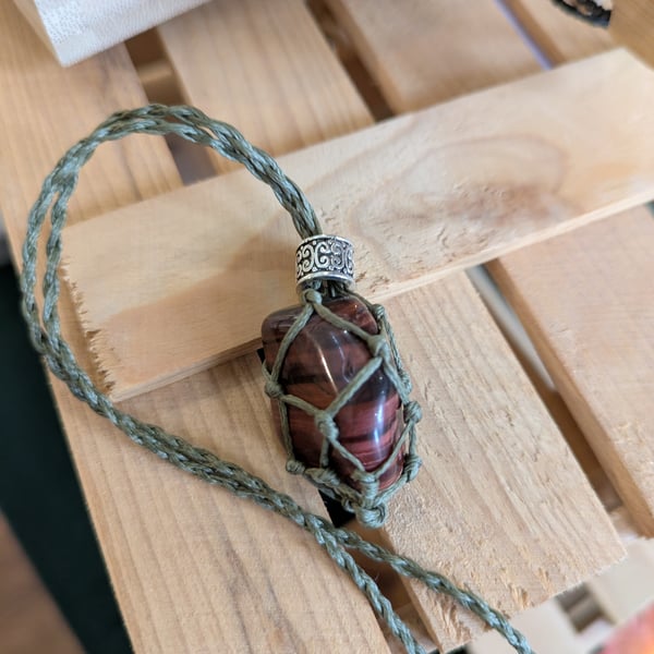 Macramé necklace with red tiger eye 