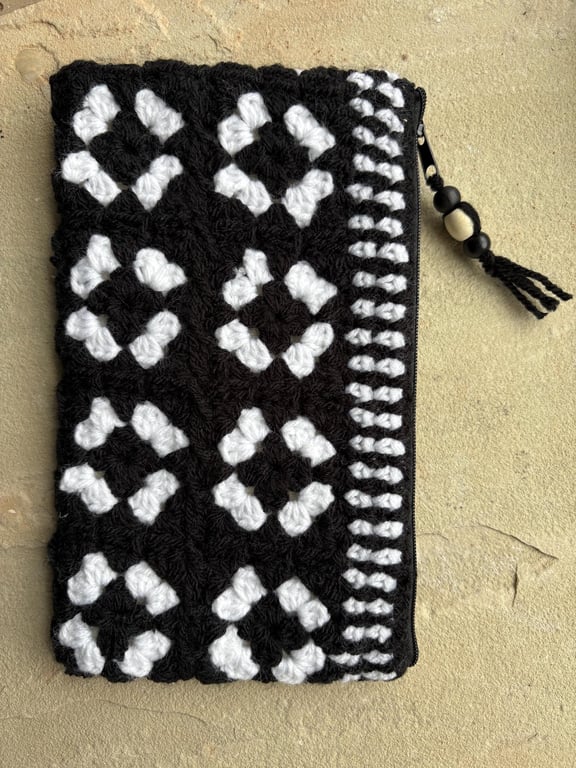 Striking multi-purpose pouch with zipper fastening