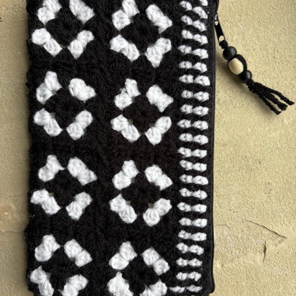 Striking multi-purpose pouch with zipper fastening