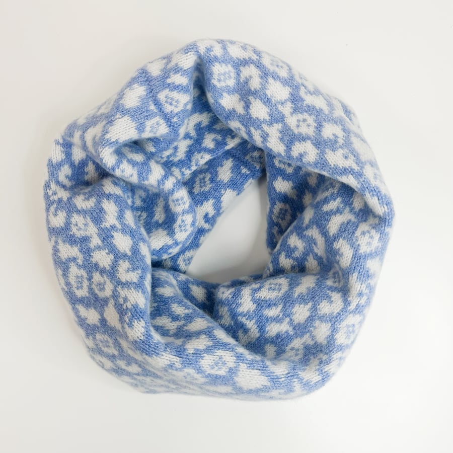 PERFECTLY IMPERFECT Leopard knitted cowl - glacier