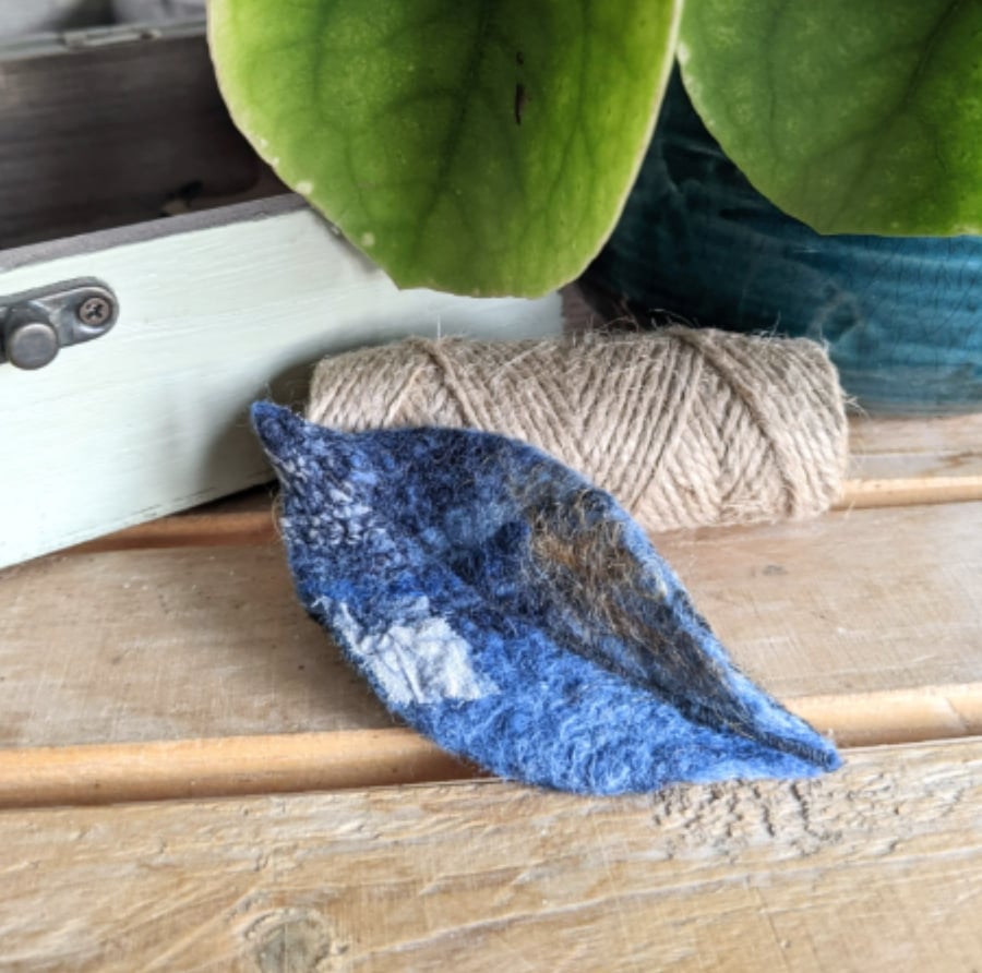 Felted leaf brooch : blues