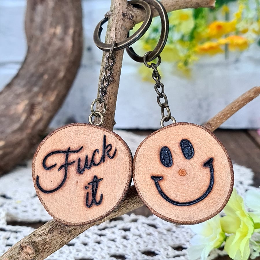 Positive pyrography keyring 'Fuck it' with smiley face