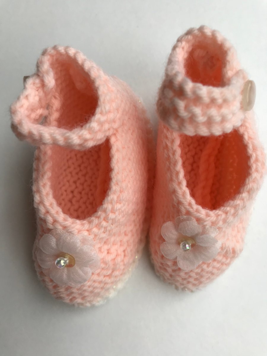 Pretty baby shoes with flower decoration